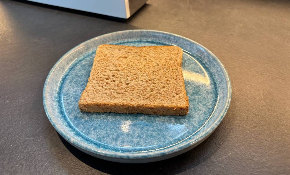Ein Vollkorntoast liegt auf einem Teller.