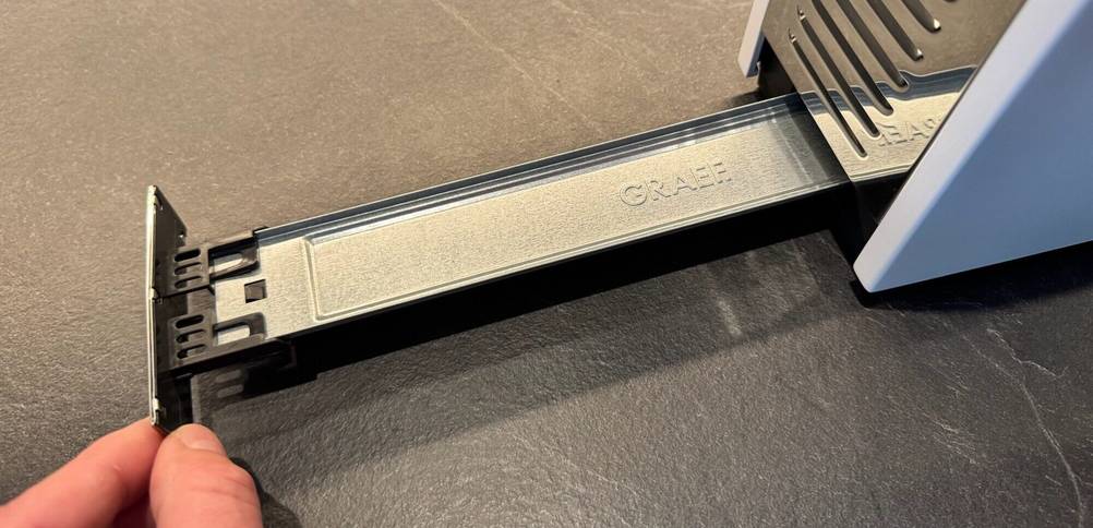 Der Auffangbehälter für Krümel im Graef TO91