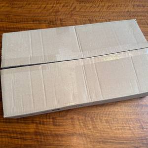 Der Karton der Gräwe F400 liegt auf einem Tisch