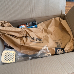 Der geöffnete Karton der Gräwe F400 von oben