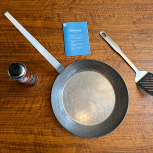 Der Lieferumfang der Gräwe F400 liegt auf einem Tisch