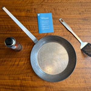 Der Lieferumfang der Gräwe F400 liegt auf einem Tisch