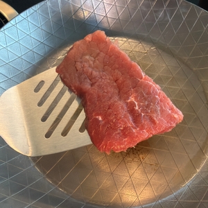 Ein rohes Steak wird in die Gräwe F400 gelegt