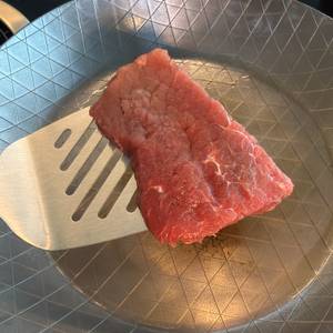 Ein rohes Steak wird in die Gräwe F400 gelegt