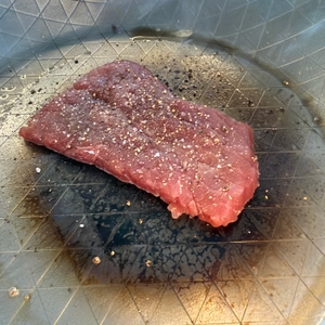 Ein Steak wird in der Gräwe F400 gebraten