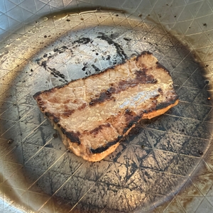 Ein gebratenes Steak liegt in der Gräwe F400