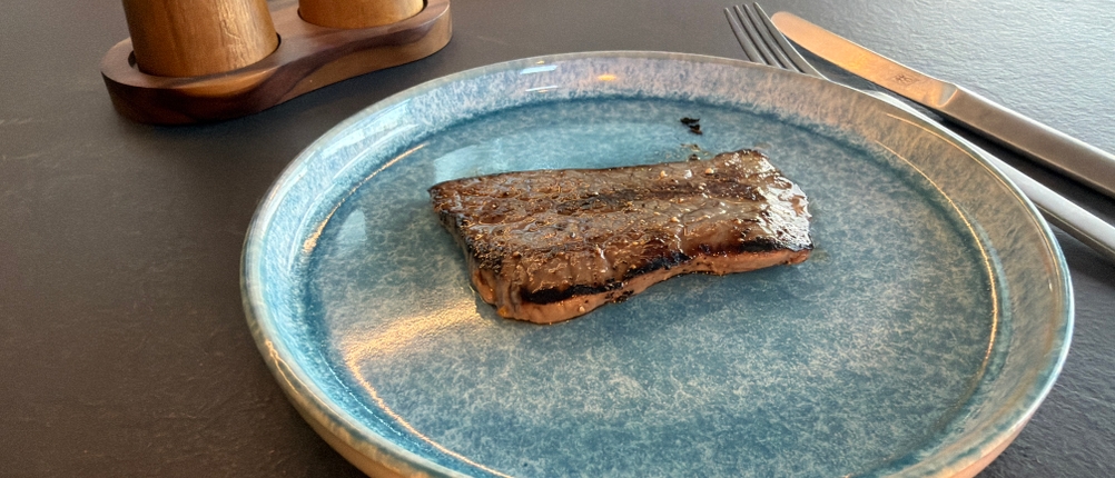 Ein Steak aus der Gräwe F400 liegt auf einem Teller