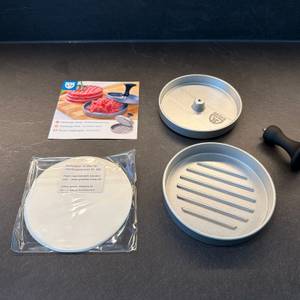 Der Lieferumfang vom Gräwe-Hamburgerpressen-Set liegt auf einer Küchenarbeitsplatte