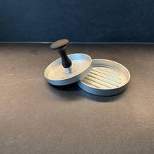 Das Gräwe-Hamburgerpressen-Set liegt auf einer Küchenarbeitsplatte