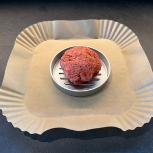 Ein Fleischbällchen liegt im Formring vom Gräwe-Hamburgerpressen-Set