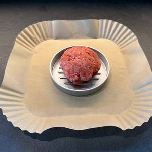 Ein Fleischbällchen liegt im Formring vom Gräwe-Hamburgerpressen-Set