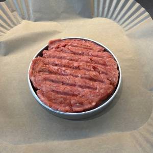 Ein Burger-Patty im Gräwe-Hamburgerpressen-Set