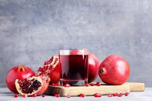 Granatapfelsaft hilft gegen Wechseljahrsbeschwerden.