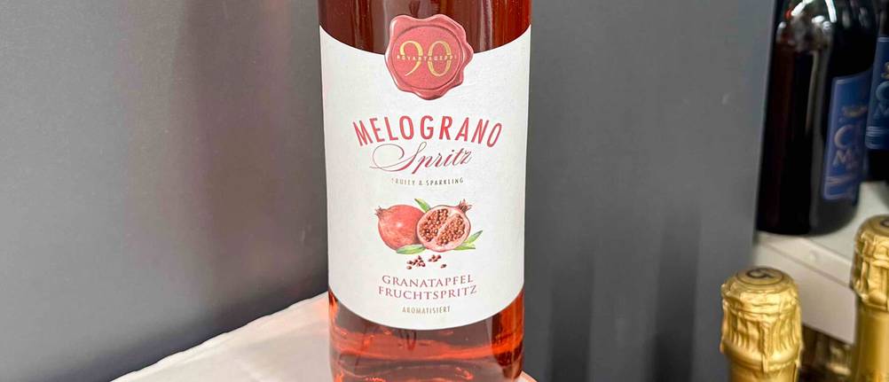 Granatapfelwein getestet: Nahaufnahme des Labels der Flasche mit Artikelbezeichnung.