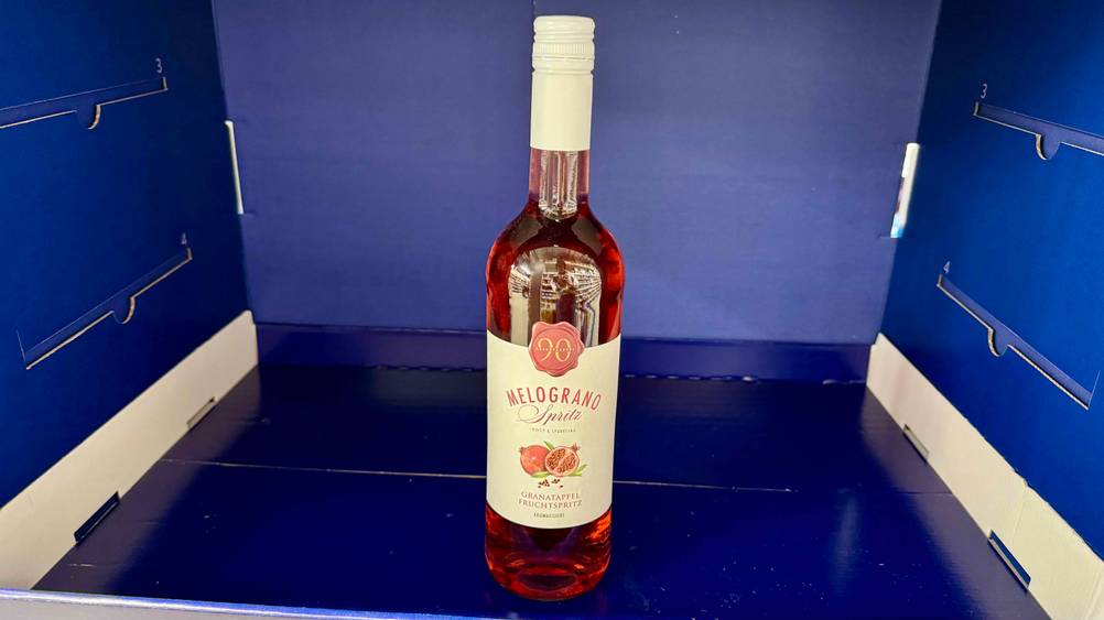 Der getestete Granatapfelwein in einer blauen Box.