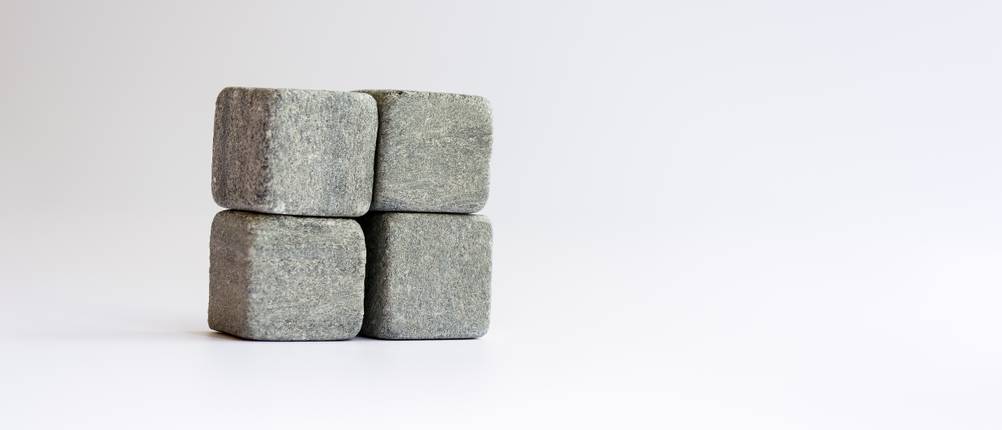 Granit-Eiswürfel im Test: Vier Granit-Eiswürfel vor hellem Hintergrund
