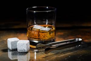 Granit-Eiswürfel im Test: Granit-Eiswürfel mit Whisky und Zange
