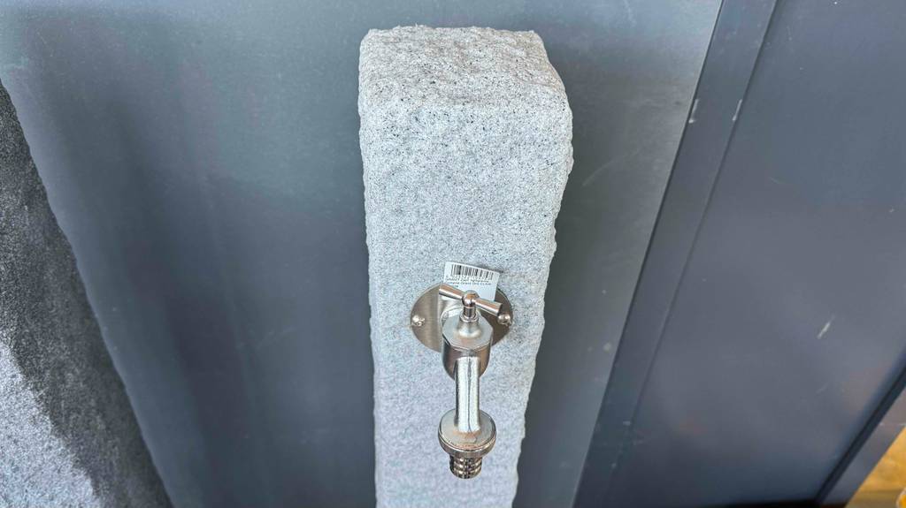 Frontansicht des oberen Teils mit montiertem Hahn einer getesteten Wasserzapfsäule.