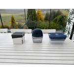 Drei Luftentfeuchter mit Granulat steht auf einem weißen Tisch