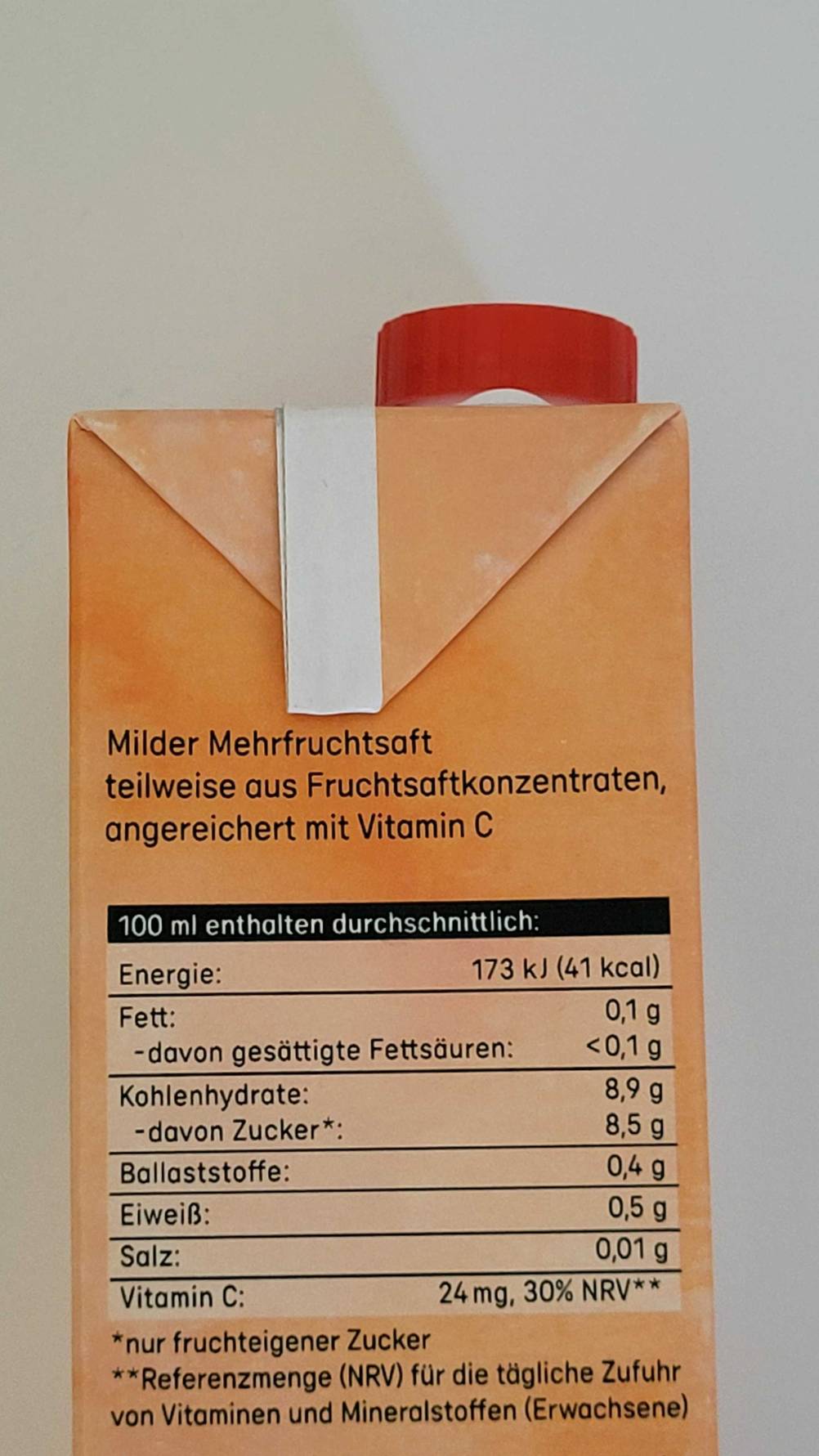 Im Test: Nahaufnahme der Nährwerte auf einer Packung Grapefruitsaft.