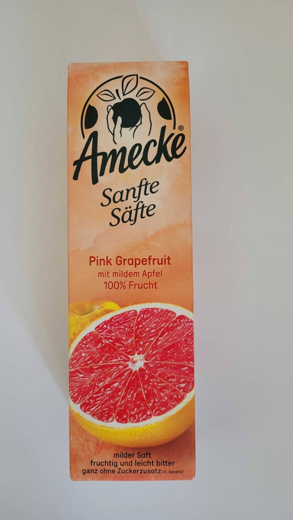 Im Test: Eine Packung Grapefruitsaft von oben auf einer hellen Fläche liegend.