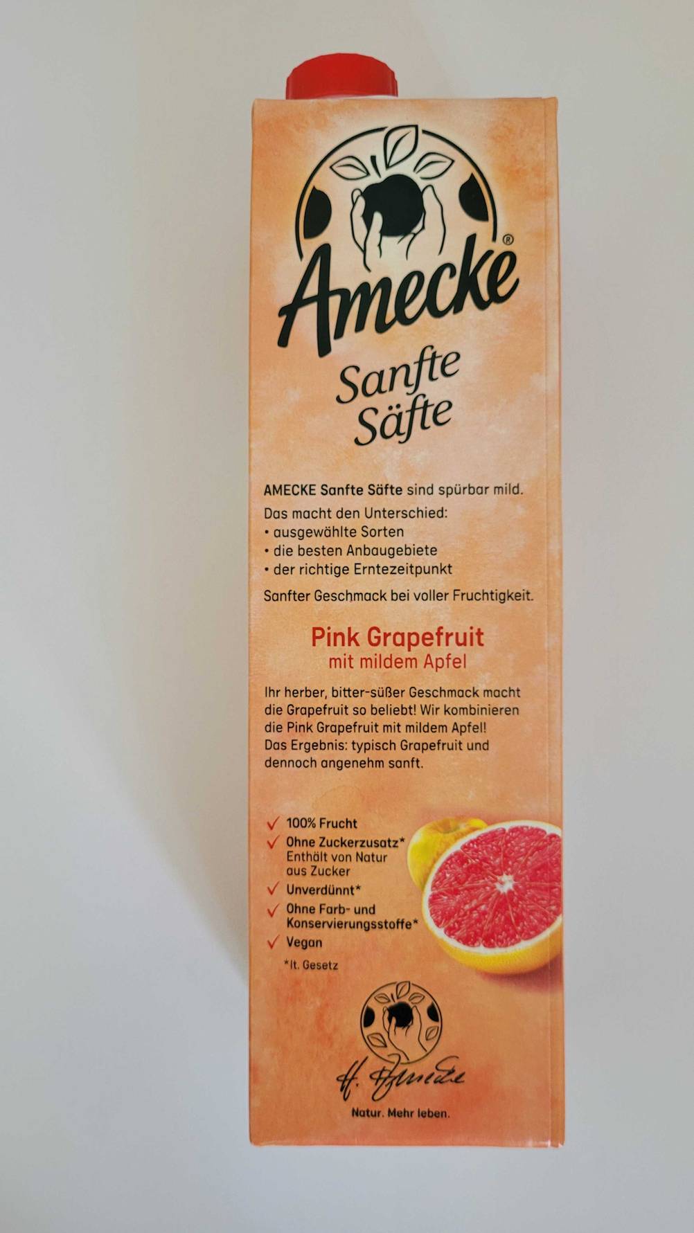 Seitenansicht einer Packung getesteten Grapefruitsafts mit Informationen.