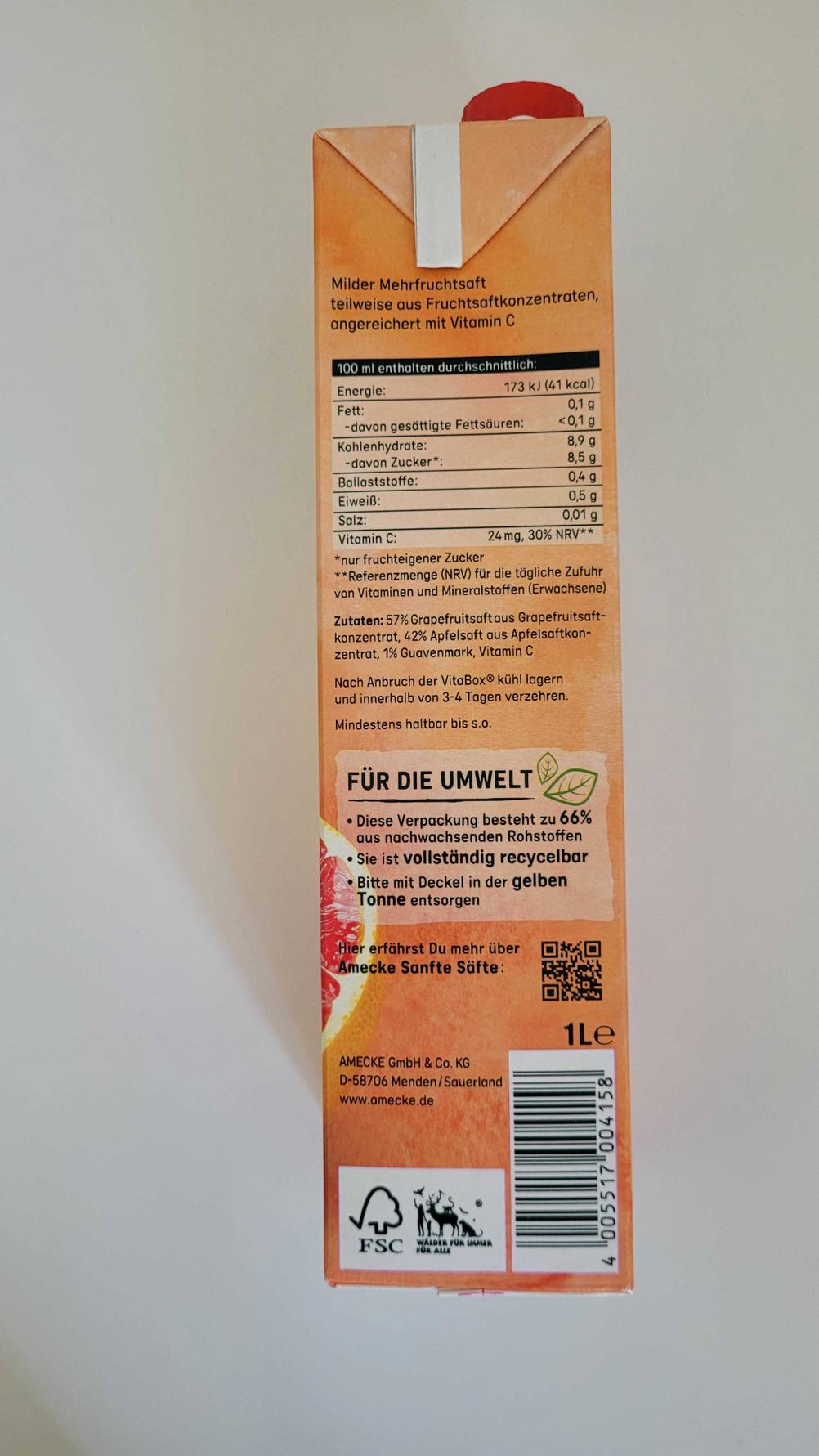 Seite einer Packung des getesteten Grapefruitsaftes mit Nährwertangaben und Zutanten auf einer hellen Fläche liegend.