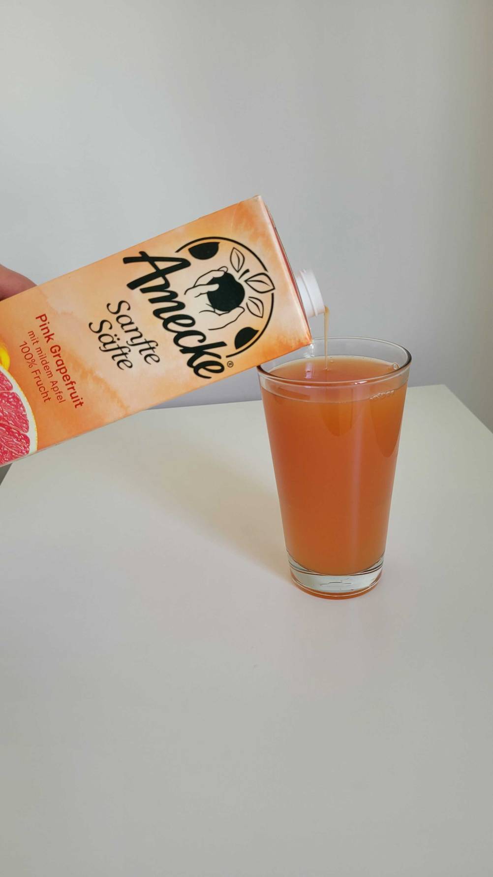 Grapefruitsaft einschenken. 