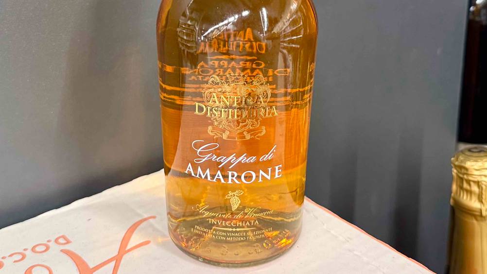 Grappa Amarone getestet: Nahaufnahme der Artikelbezeichnung auf der Flasche.