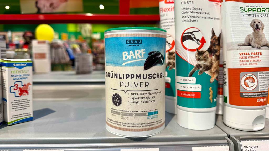 Grünlippmuschel für den Hund im Test: Eine Dose steht zwischen anderen Tierprodukten.