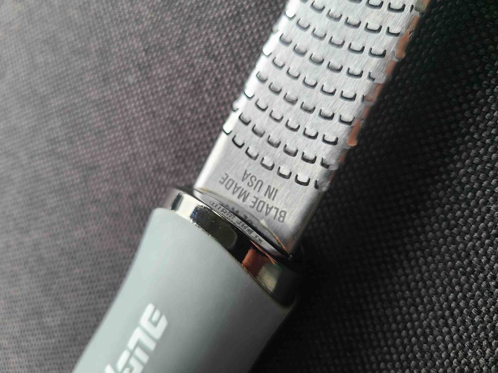 Detailansicht der Reibefläche aus Edelstahl einer in den USA hergestellten Microplane-Reibe im Test.