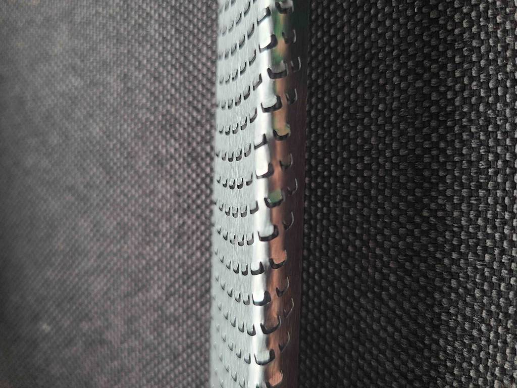 Detailansicht der Reibefläche aus Edelstahl einer Microplane-Reibe im Test.