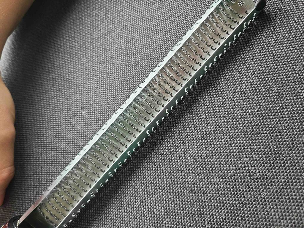 Die getestete Microplane-Reibe liegt auf einem grauen Gewebe.