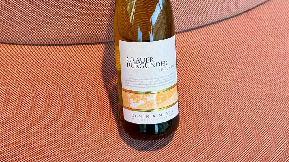 Grauburgunder im Test: Nahaufnahme des Labels der Flasche mit Logo.