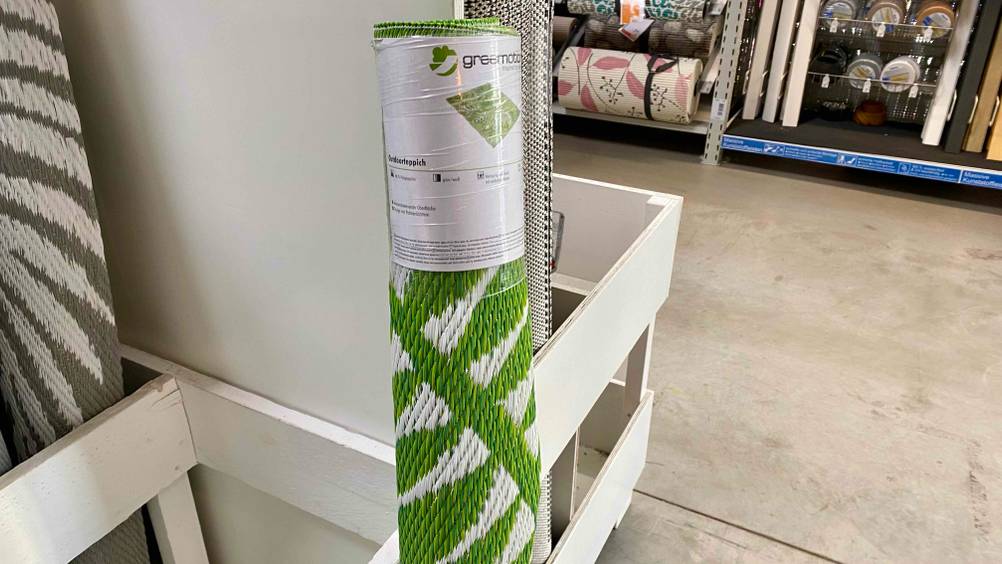 Outdoor-Teppich getestet: Nahaufnahme des Labels an einem eingerollten Teppich oben.