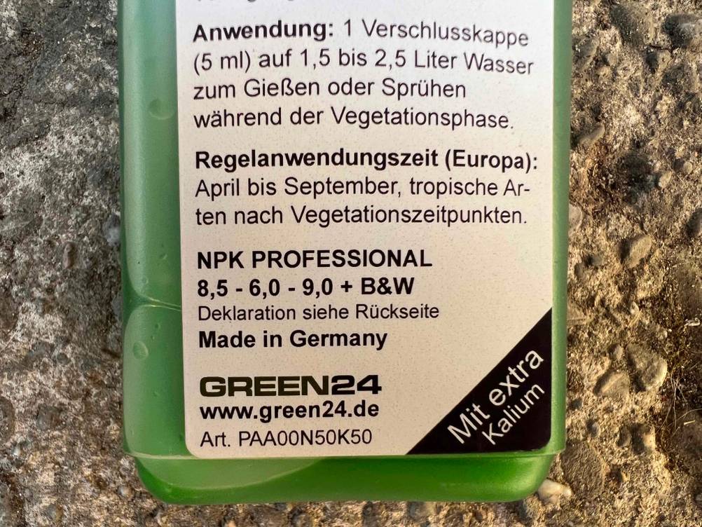 Detail einer Flasche Palmendünger der Marke green24 mit Informationen zur Anwendung.