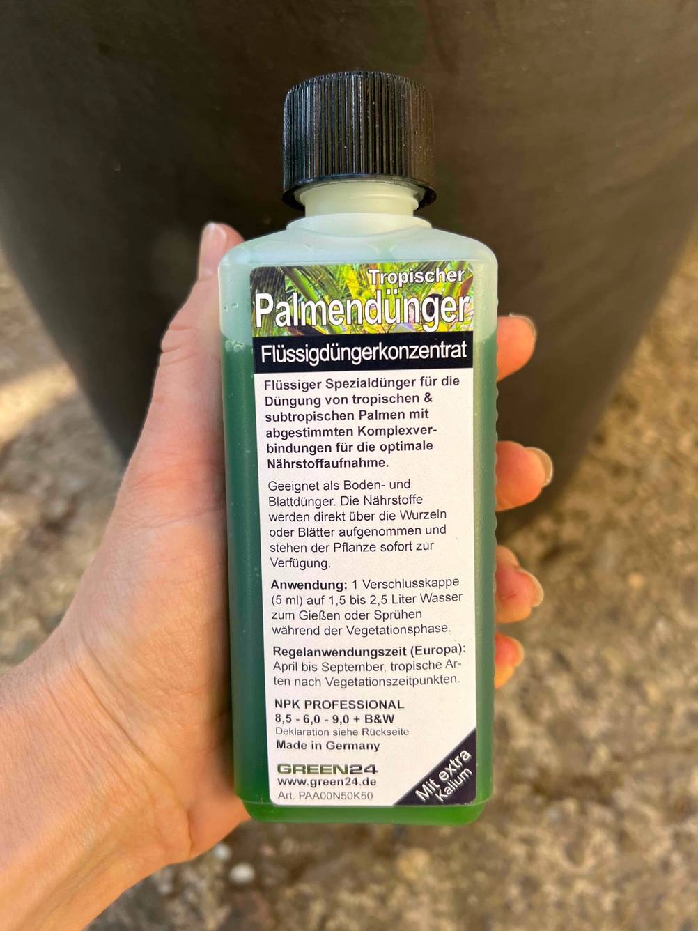 Eine Flasche Tropischer Palmendünger der Marke green24 mit Informationen zur Anwendung und Verwendung.