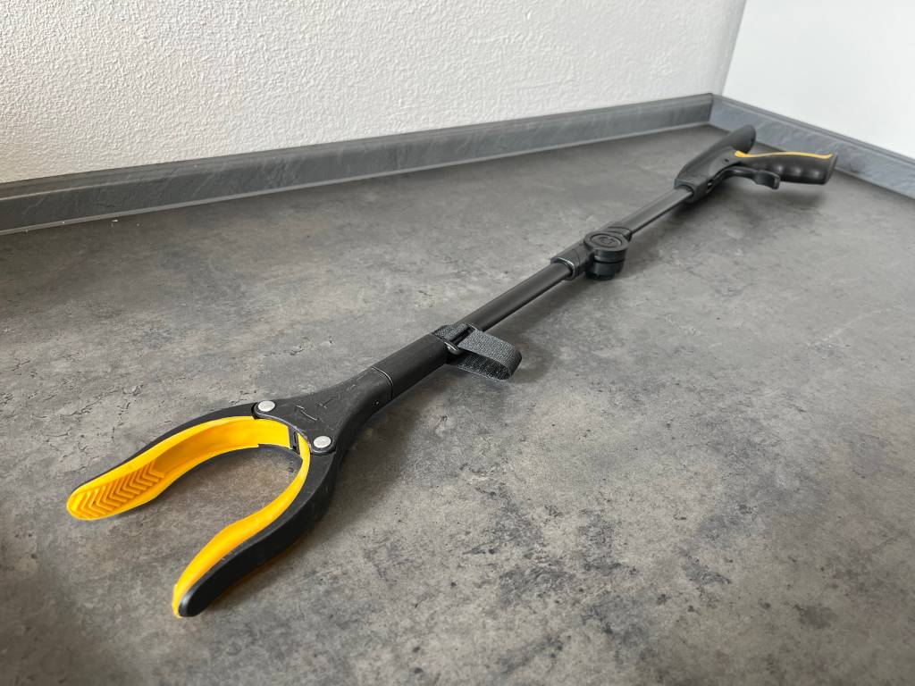 Eine Greifzange auf einer Küchenarbeitsplatte.