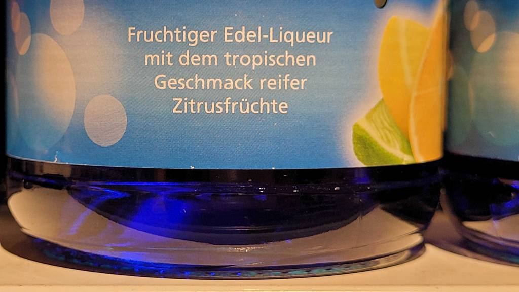 Nahaufnahme des Etiketts mit Produktbeschreibung auf einer Flasche mit getestetem Blue-Curacao.