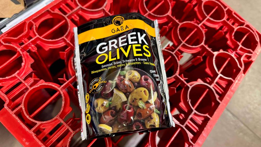 Auf einem Getränkekasten liegt eine Packung der griechischen Oliven im Test.