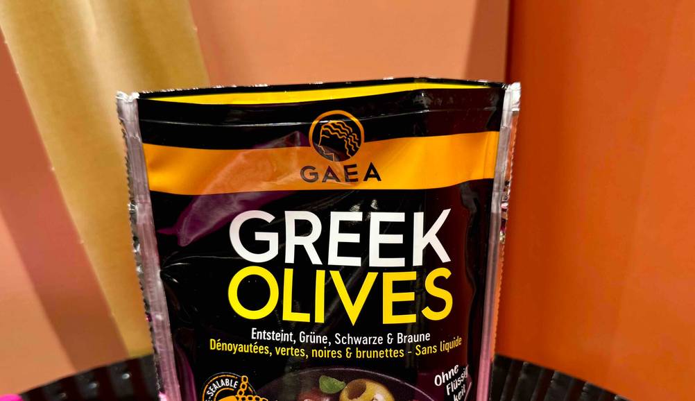 Griechische Oliven getestet: Nahaufnahme der Vorderseite der Packung mit Logo.