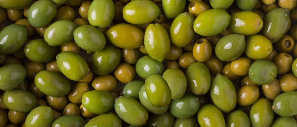Griechische-Oliven-Test: Viele grüne Oliven in Nahaufnahme. 