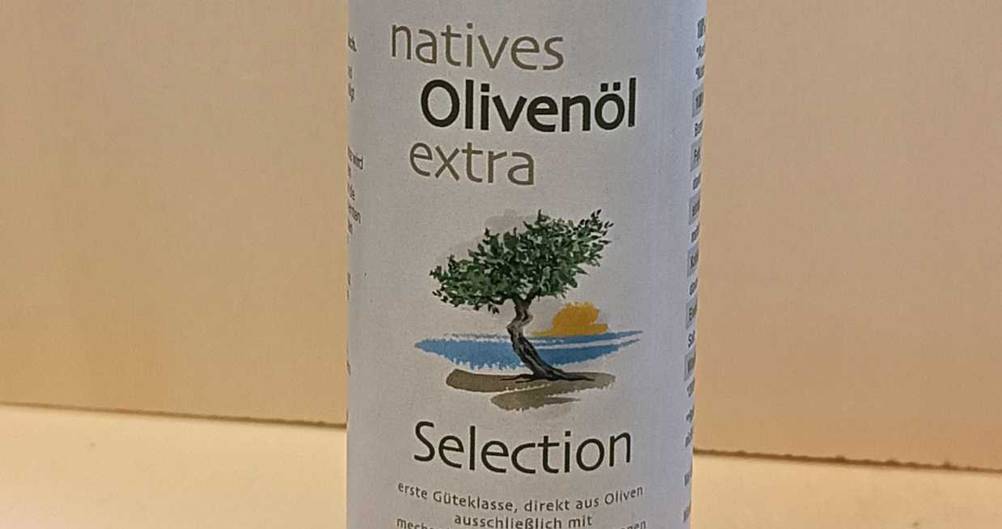 Griechisches Olivenöl im Test: Nahaufnahme des Labels auf der Vorderseite der Flasche.