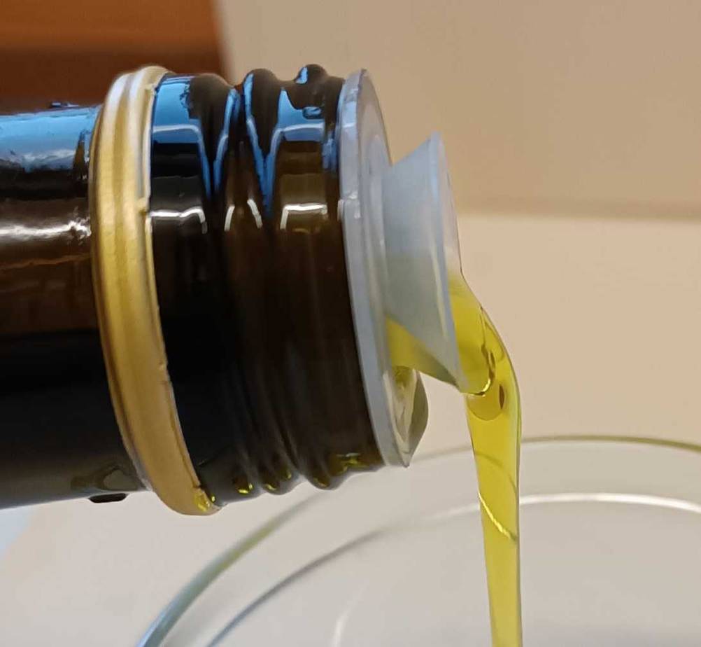 Nahaufnahme des Ausgießers einer Flasche des getesteten griechischen Olivenöls.