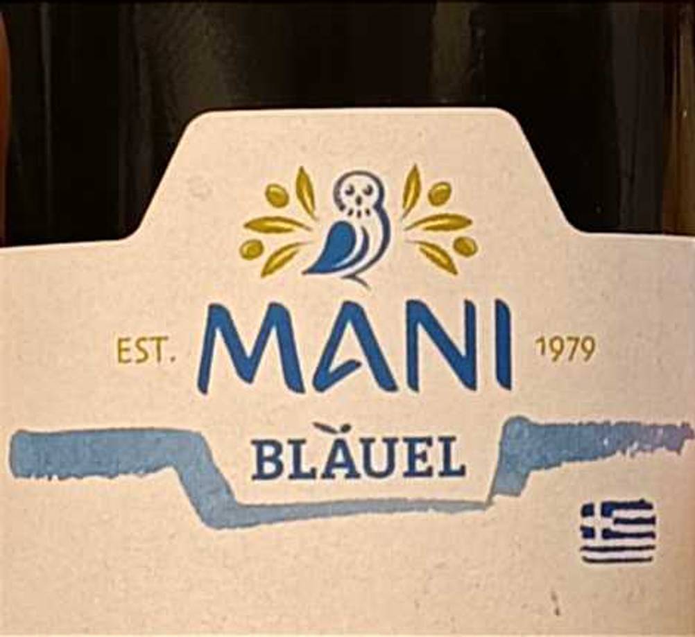 Griechisches Olivenöl getestet: Nahaufnahme des Logos auf dem Label einer Flasche.