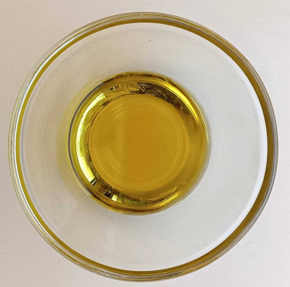 Im Test: Eine kleine Schale mit griechischem Olivenöl auf einer hellen Fläche.