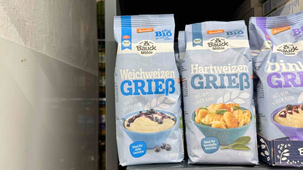 Eine Packung des getesteten Grieß in einem Verkaufsregal.