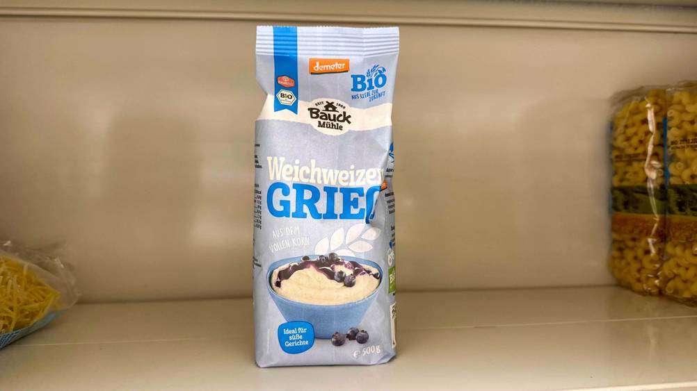 Getestet: Eine Packung Grieß in einem Regal.