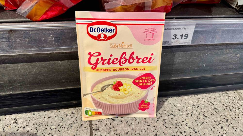 Vor einem Regal steht am Boden eine Packung des Grießbreis im Test.