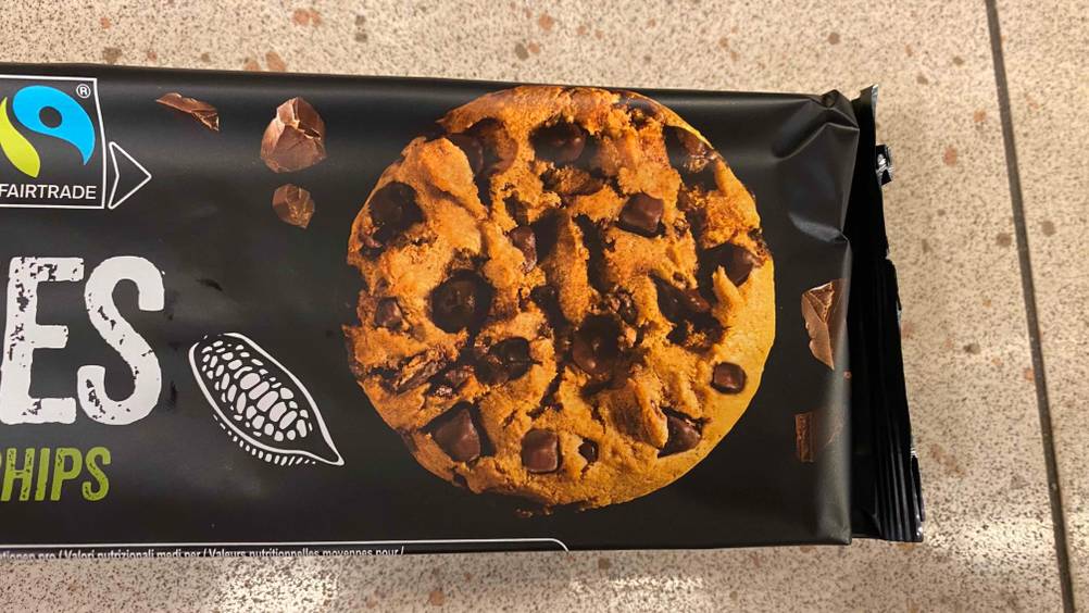 Cookies-Test: ein auf einer Verpackung abgebildeter Cookie mit Schokostückchen in Großansicht.